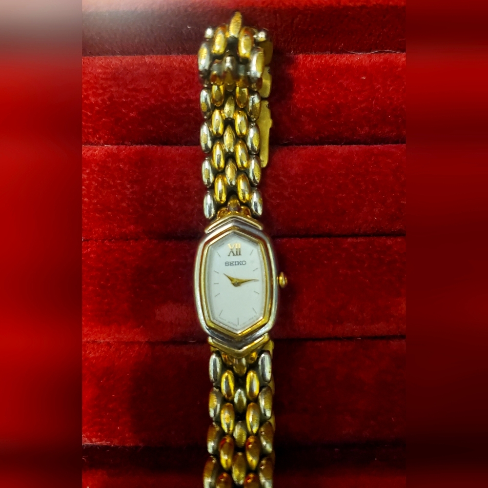 Seiko Y150-5M89 Ladies Watch Vintage - Women | Color: Silver & Gold